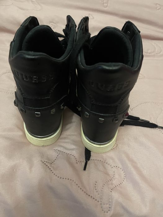 Чорні шкіряні кросівки-хайтопи Guess із заклепками.