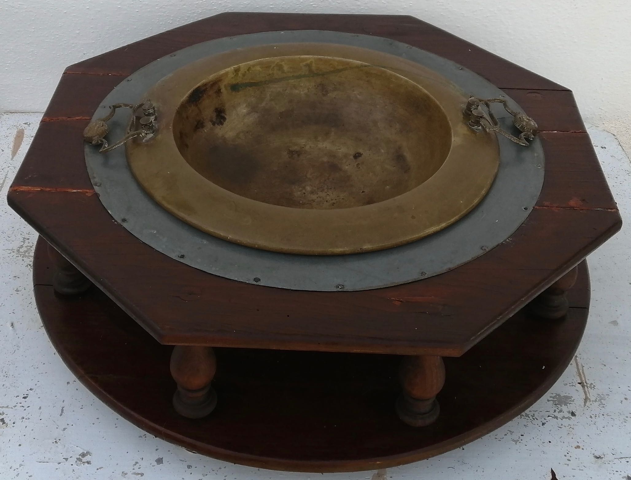 braseira em cobre com suporte de madeira octangular