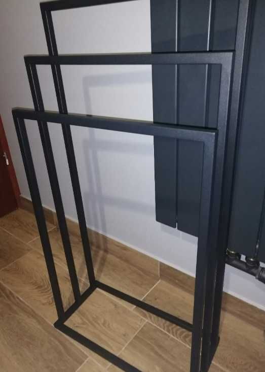 Wieszak na ręczniki wolnostojący czarny metal loft nowoczesny