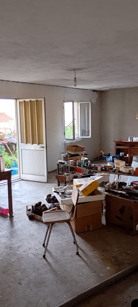 Alugo espaço para arrumos em anexo independentemente