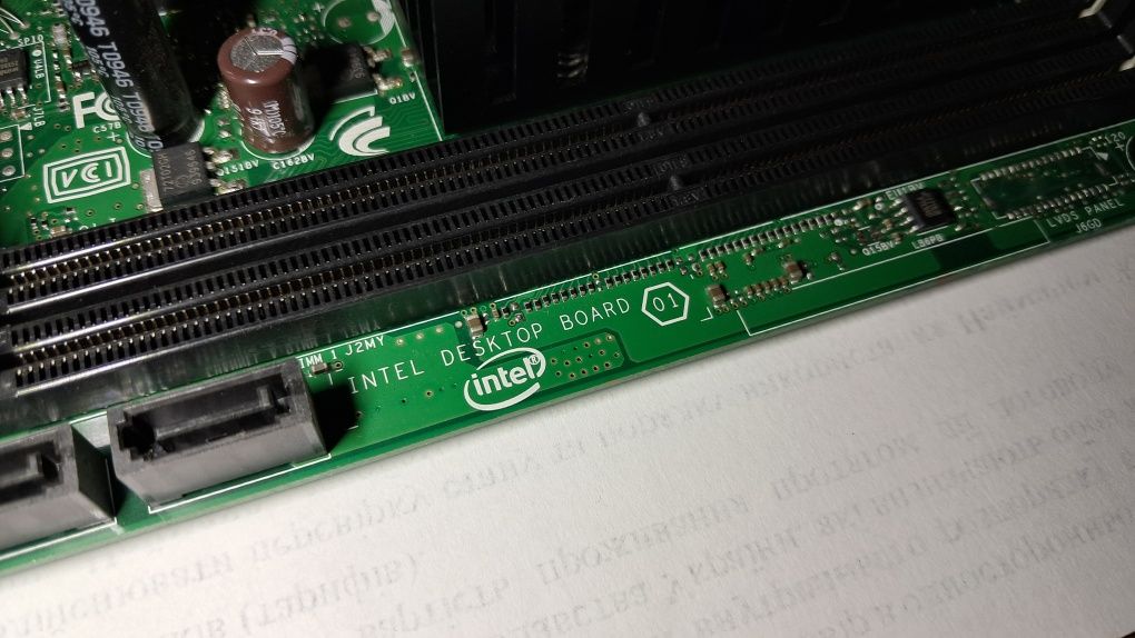 Материнська плата Intel