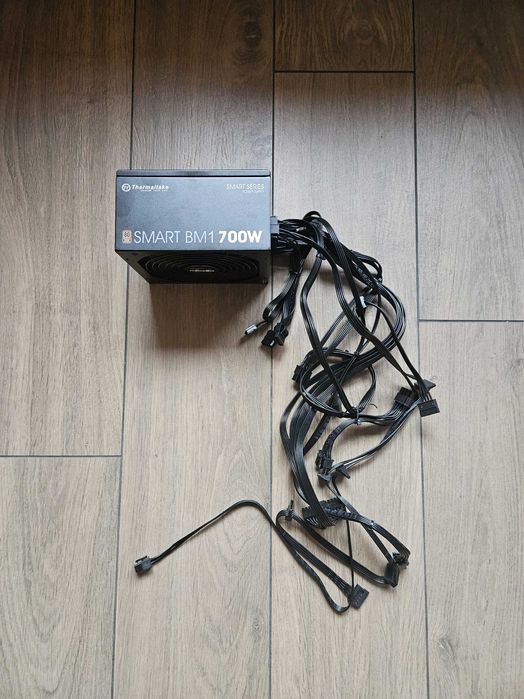 Zasilacz półmodularny Thermaltake Smart BM1 700W 80 Plus Bronze
