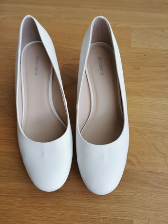Białe buty czułenka