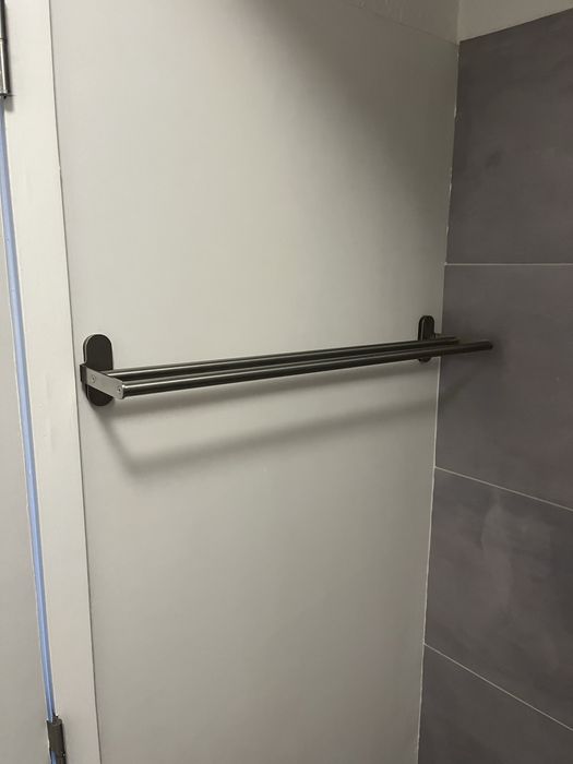 Toalheiros e porta rolos Brogrund (3 peças)