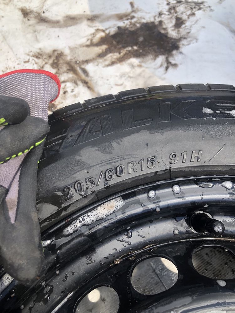 Koła z felgami zimowe 205/55R16 4 sztuki zapas 205/60/R15 5 sztuk opon