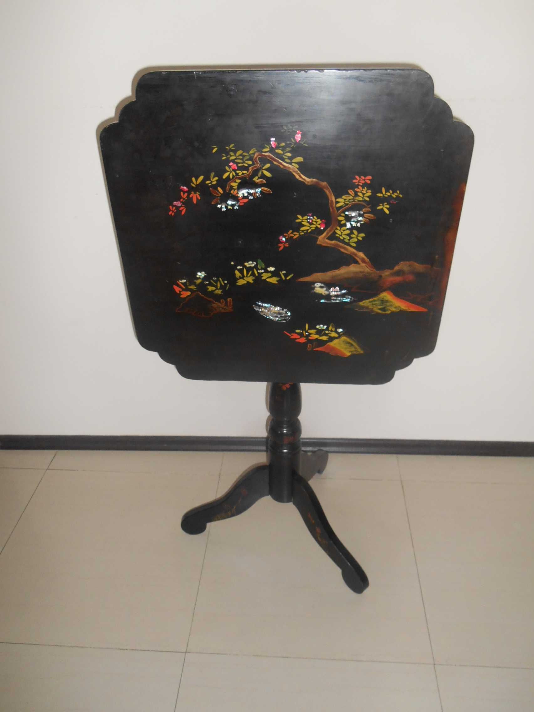 stary chiński stolik uchylny malowany laką i zdobiony macica perłowa