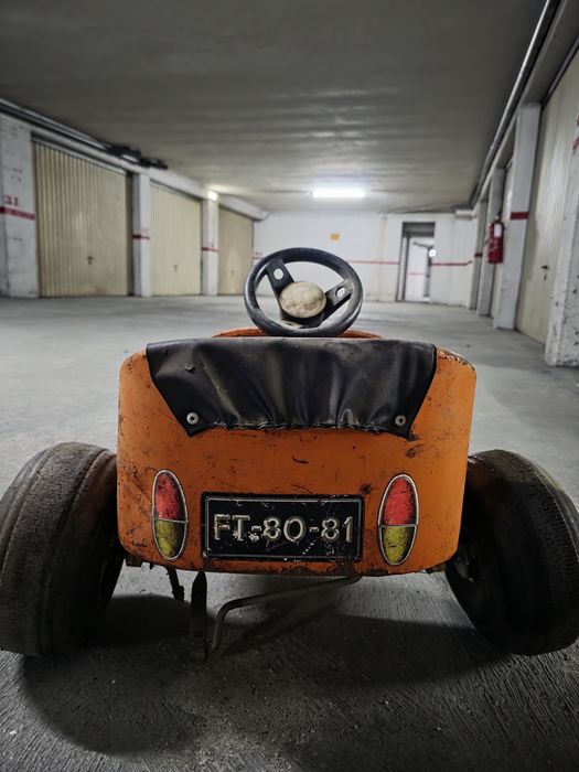 Carrinho a pedias "1981"