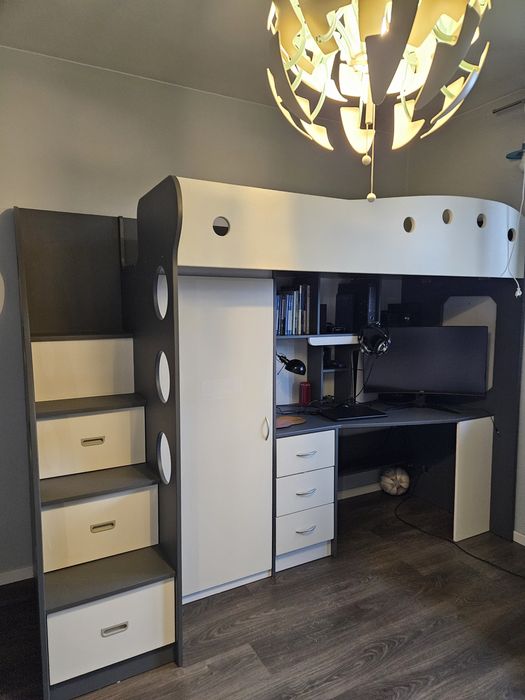 Łóżko piętrowe na antresoli z biurkiem i szafą