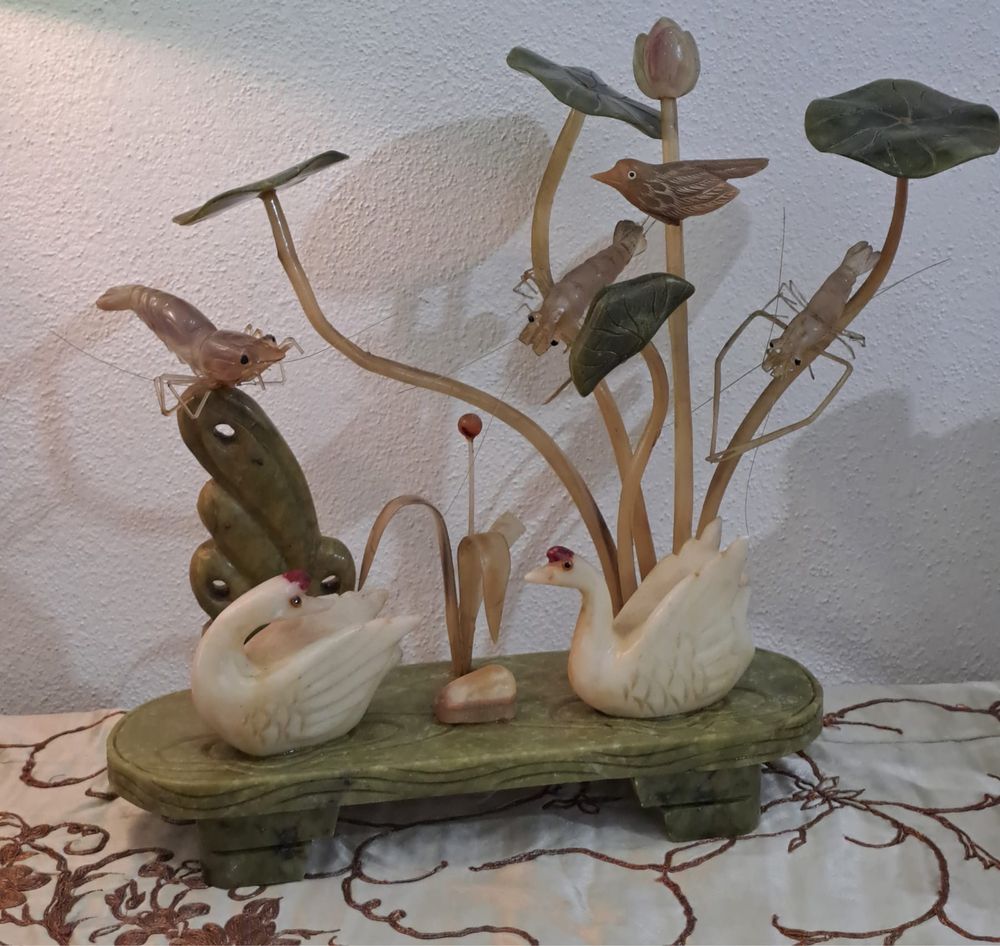Linda escultura em pedra Jade