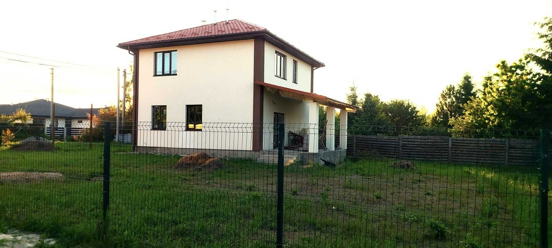 Двоповерховий будинок з частковим ремонтом в Петрівцях