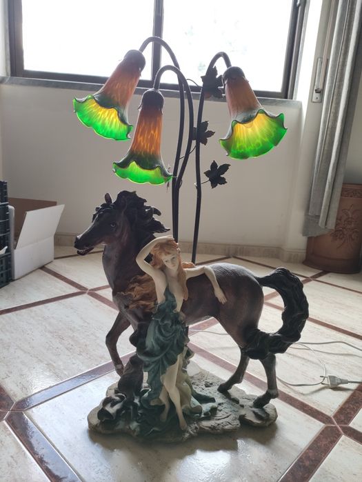 Candeeiro - Estatueta de Sala em Marfinite