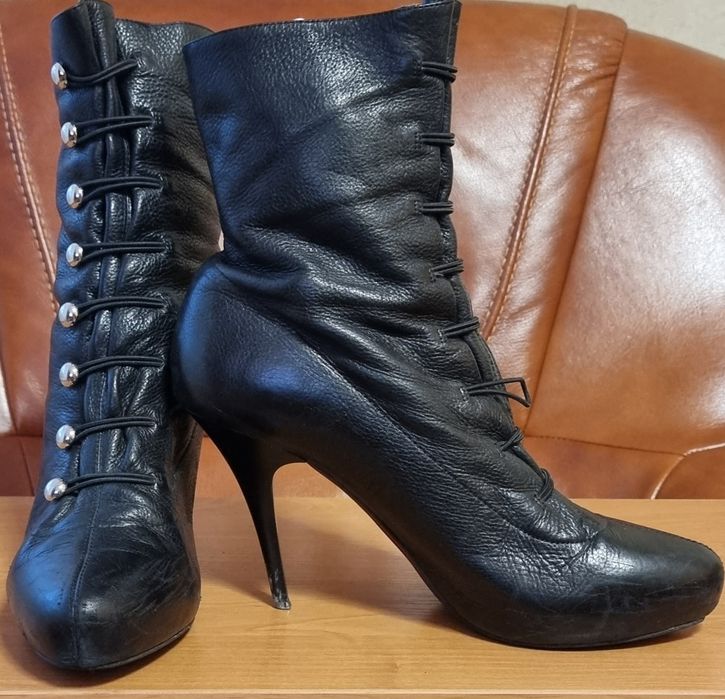 Кожаные демисезонные ботинки на шпильке