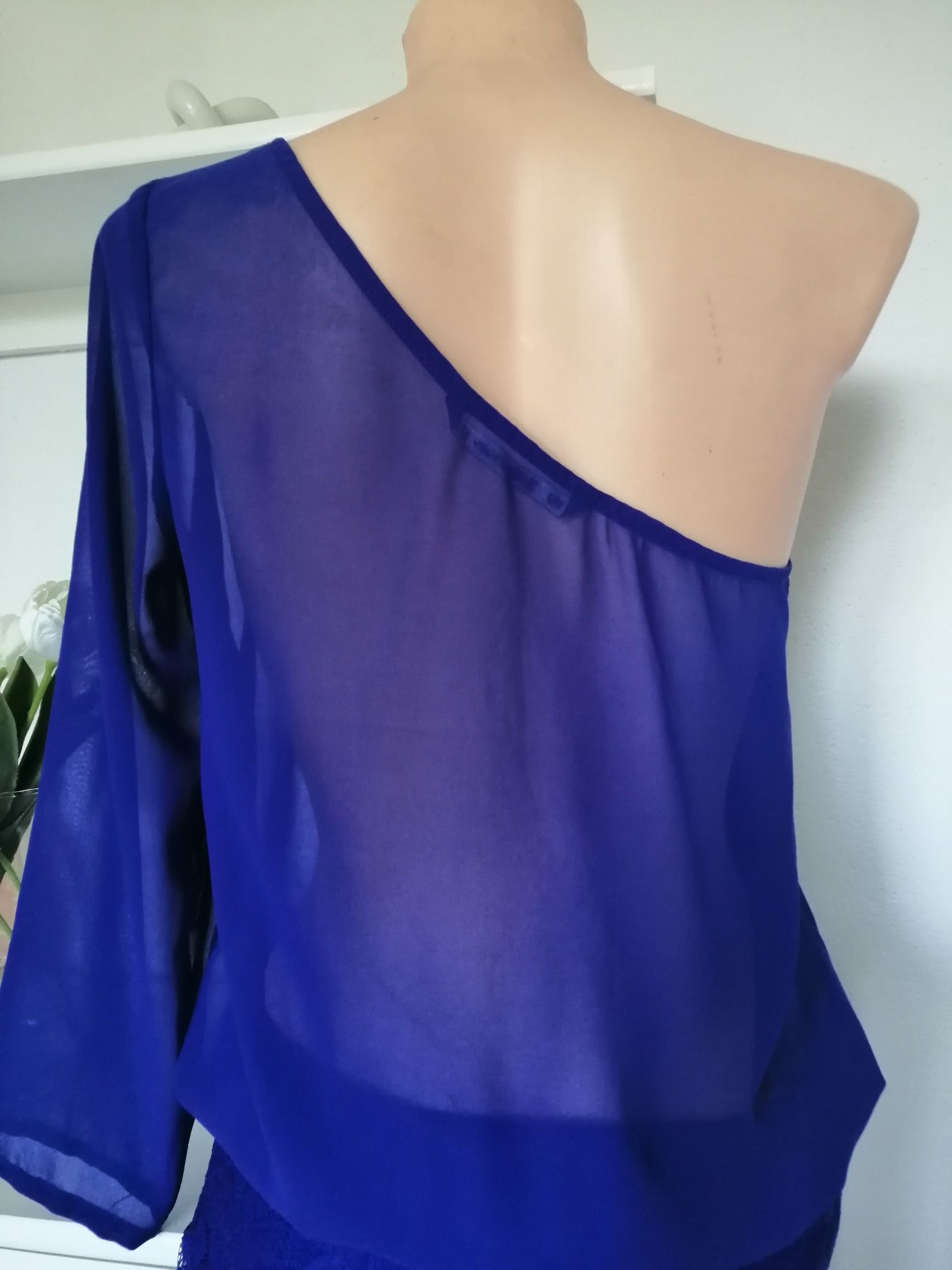 Krótka bluza kobaltowa z jednym rękawem koronkowa Zara 38
