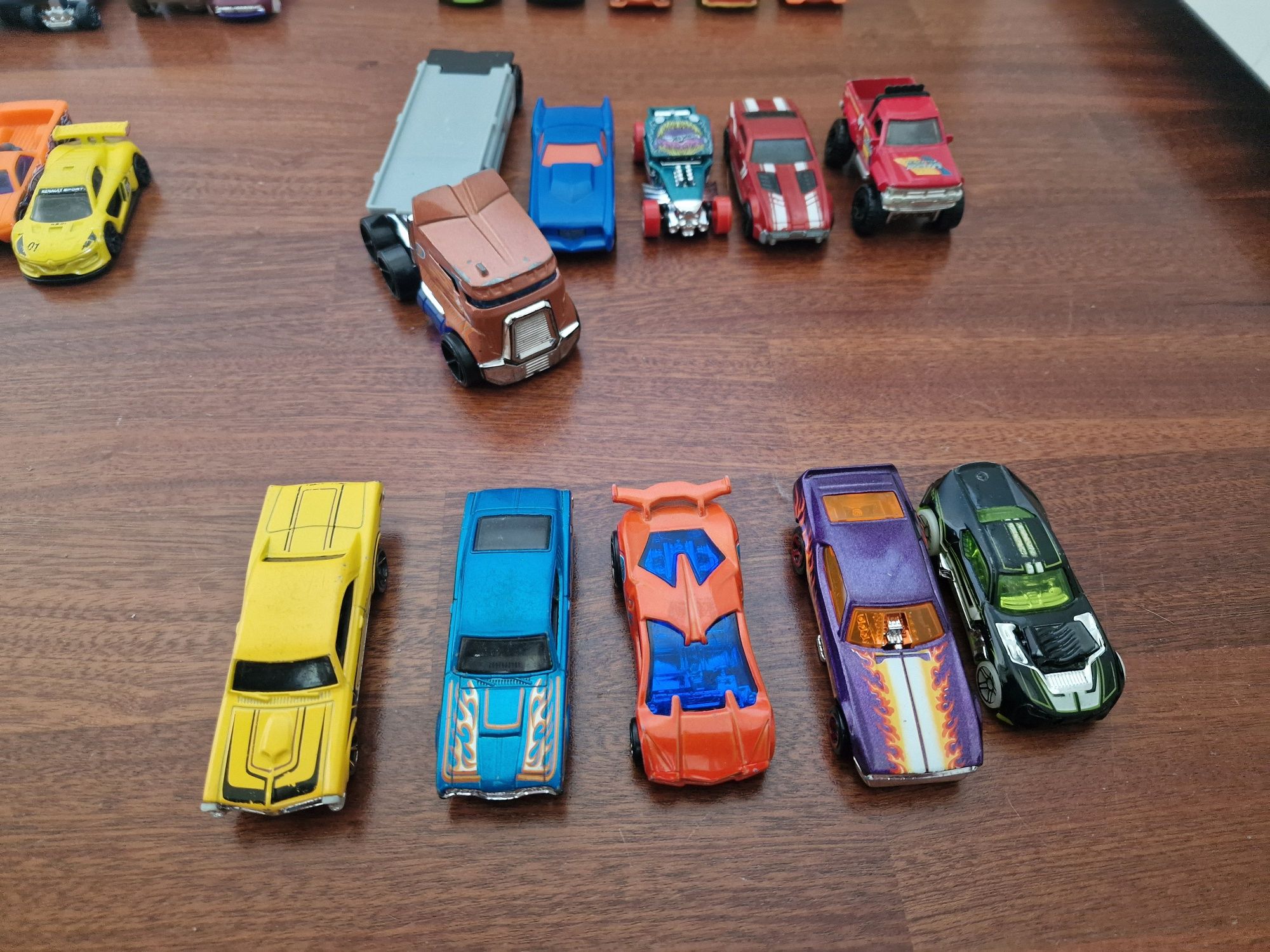 Zestawy samochodów Hot Wheels, różne komplety