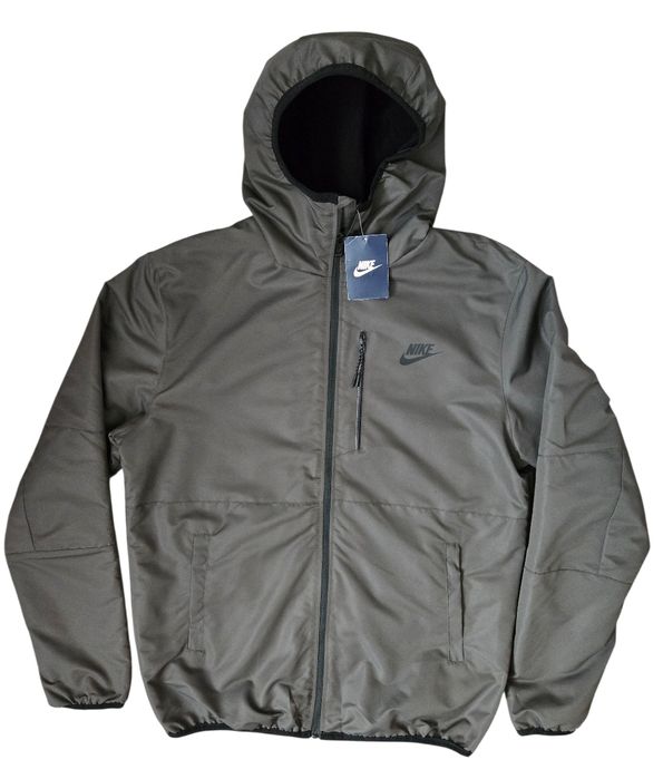 Не продуваемая ветровка Nike, в цвете хакки.
Ширина 63
Рукав 68
От пле