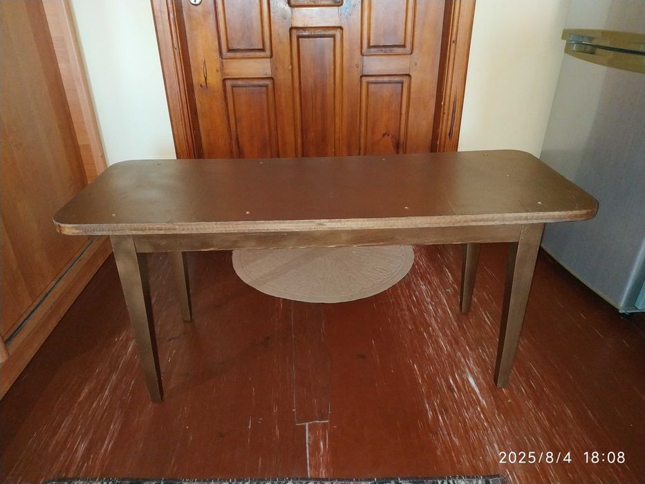 Столик невеликий, кофейный столик, стол