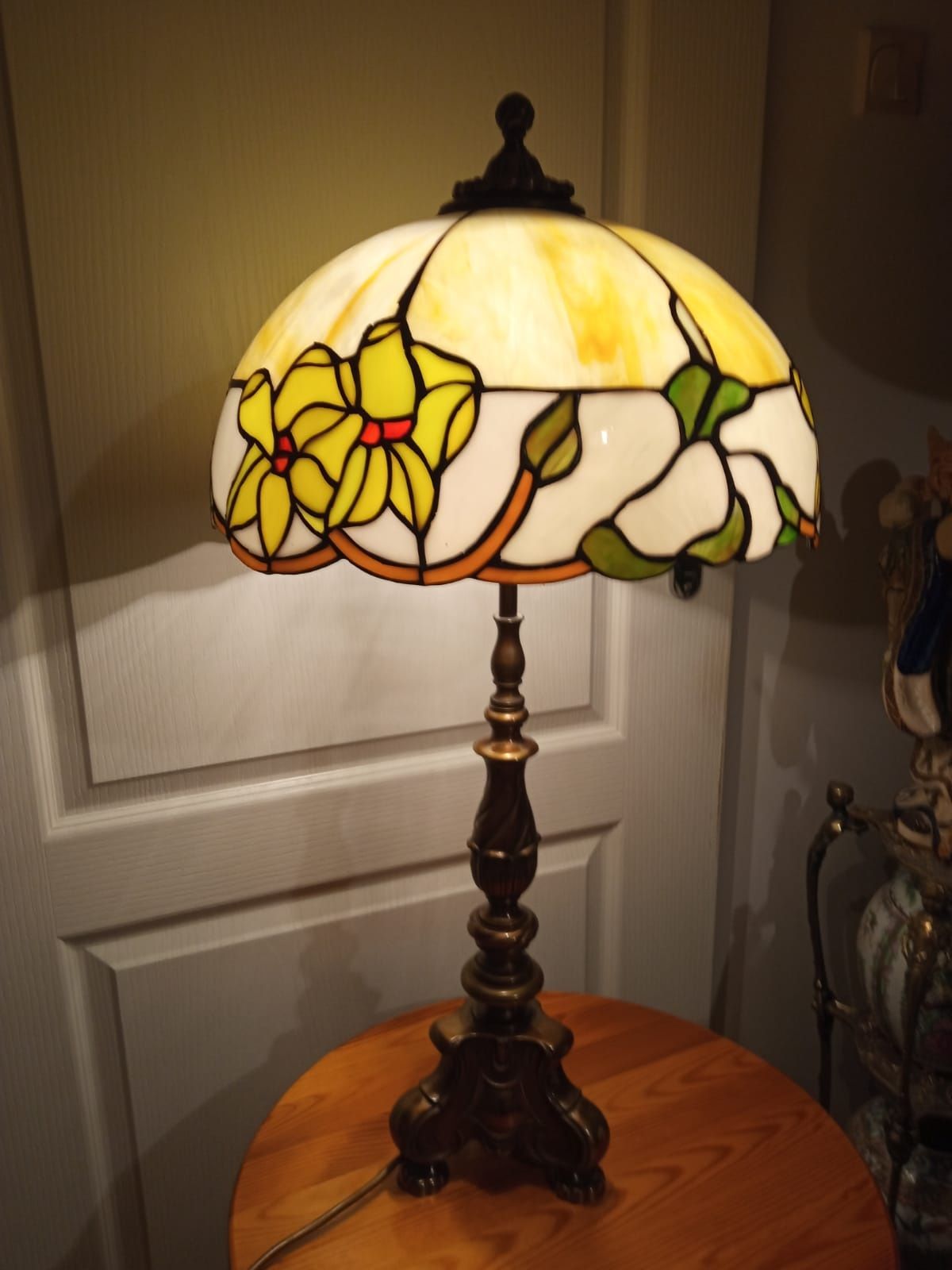 Lampa mosiężna w stylu Tyffany
