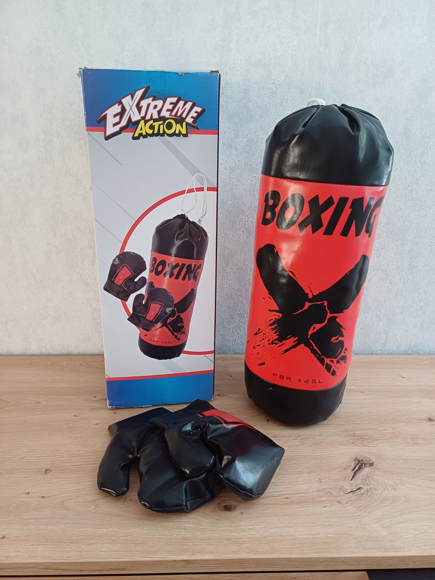 Worek bokserski z rękawicami