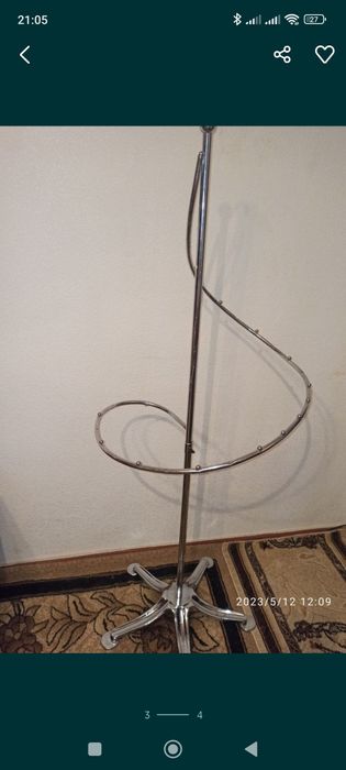 Стійка для одягу в гарному стані.