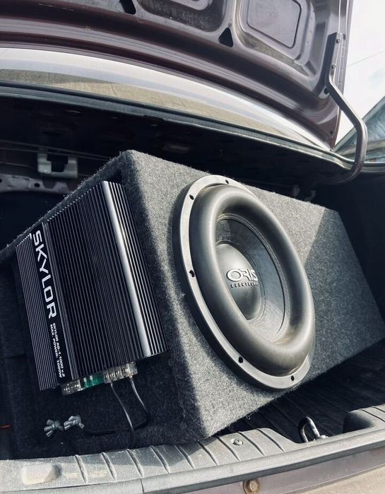 Автомобільний сабвуфер