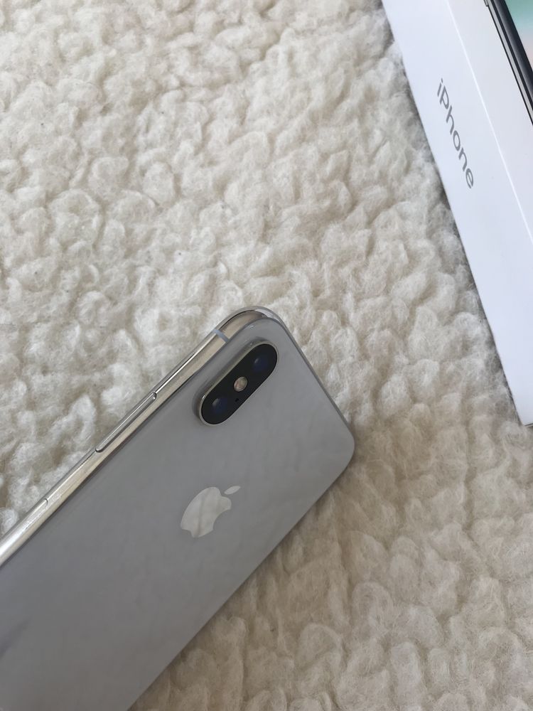 Telefon iPhone X 256GB srebrny, biały tył