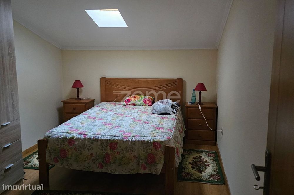 Apartamento T2, com garagem fechada.