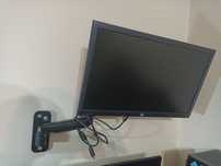 monitor Full HD 60 Hz, 24 cale, z uchwytem ściennym.