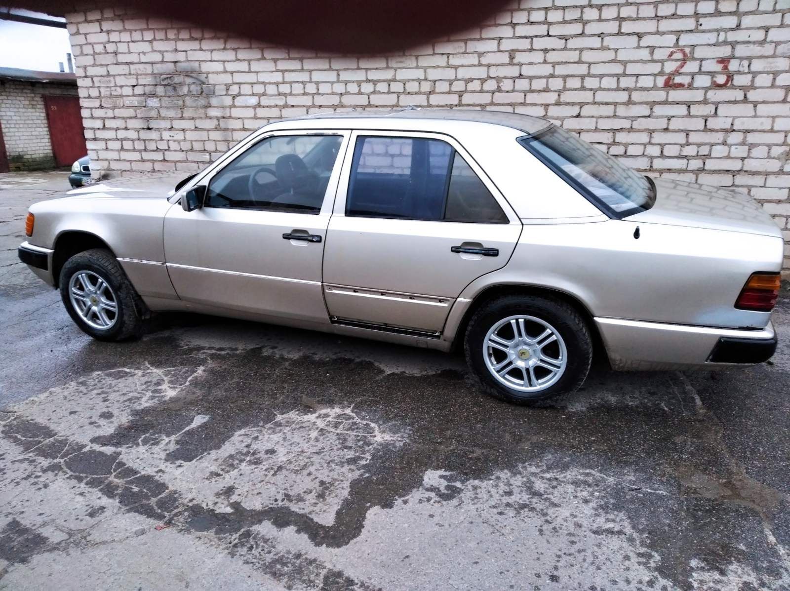 Продам Mercedes Benz w124 объемом 2.0 газ  бензин.