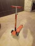 Trotinete Scooter Speedy com rodas luminosas.