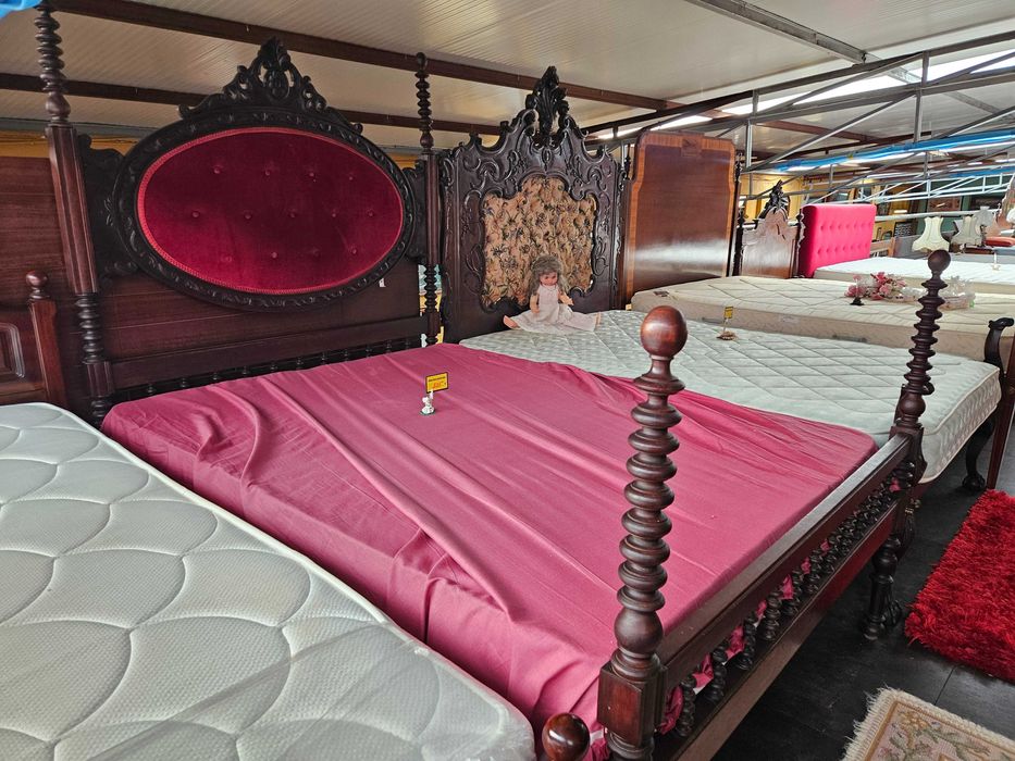 Cama antiga com cabeceira em veludo com estrado e colchão - Mu