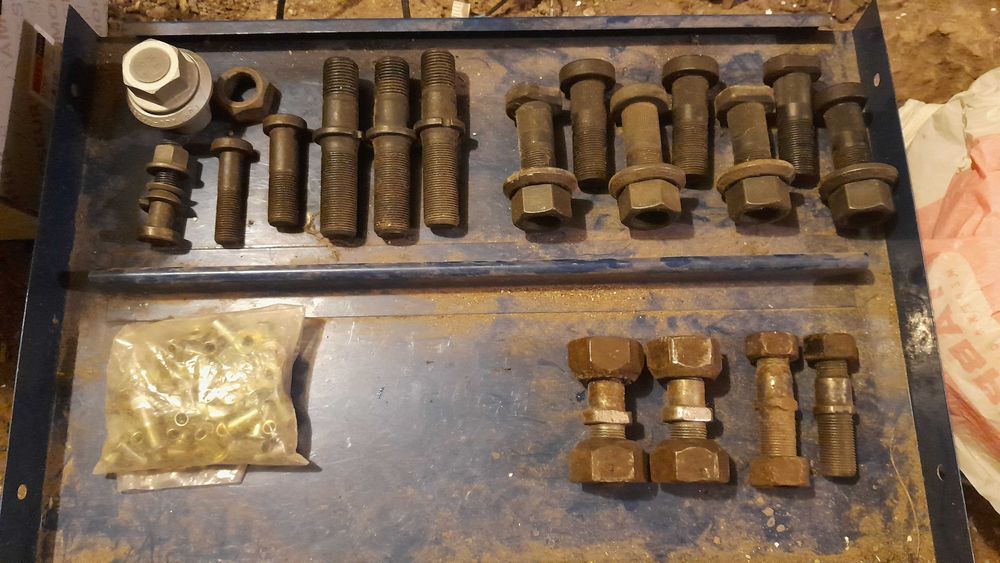 Шпильки футорки грузовые для фуры гайки колесные До ступиці вантажівки