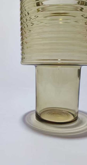 Vaso de vidro castanho e transparente.