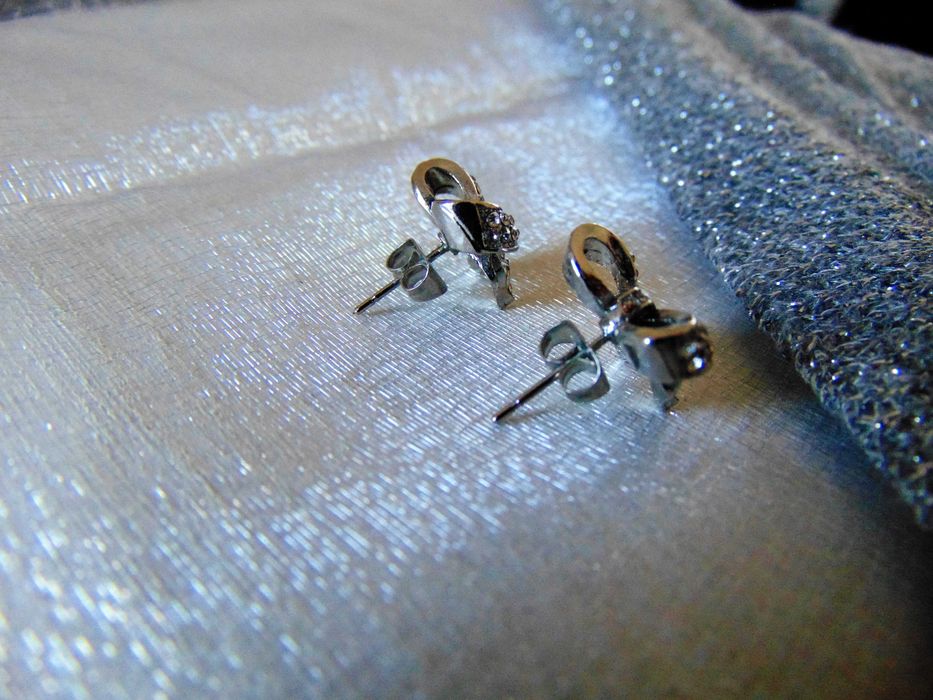 Brincos Prateados Laço com brilhantes