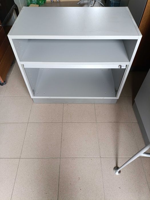 Mała szafka biurowa z roletą.