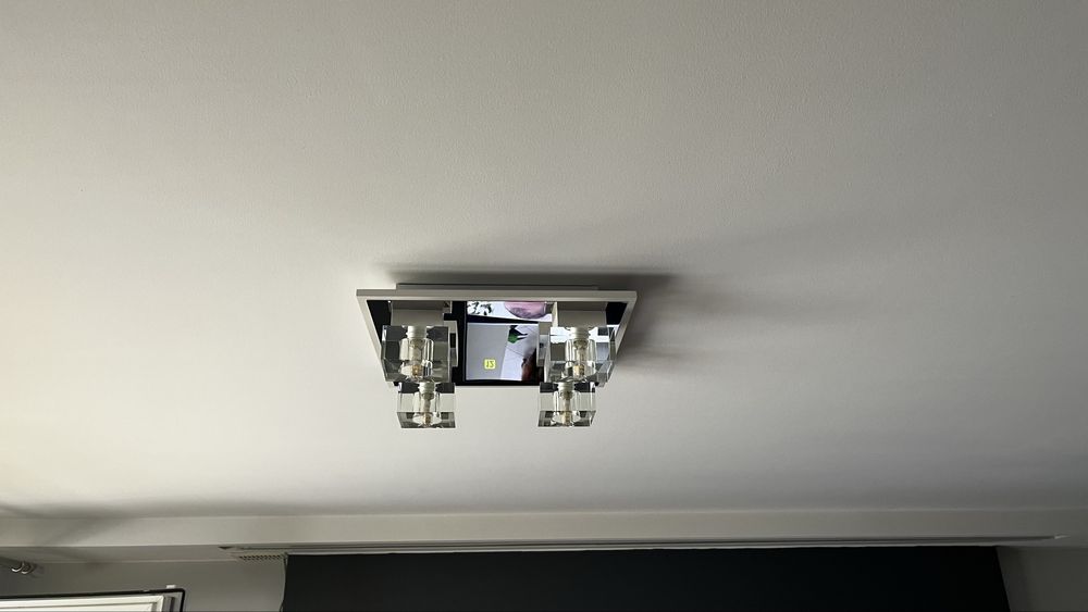 Lampa przysufitowa do salonu z żarówkami led