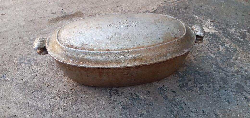 Казани,баняки(чугун),утятница,кастрюли,бидони,миски.