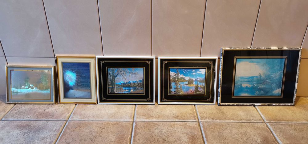 Stare obrazy w ramkach.