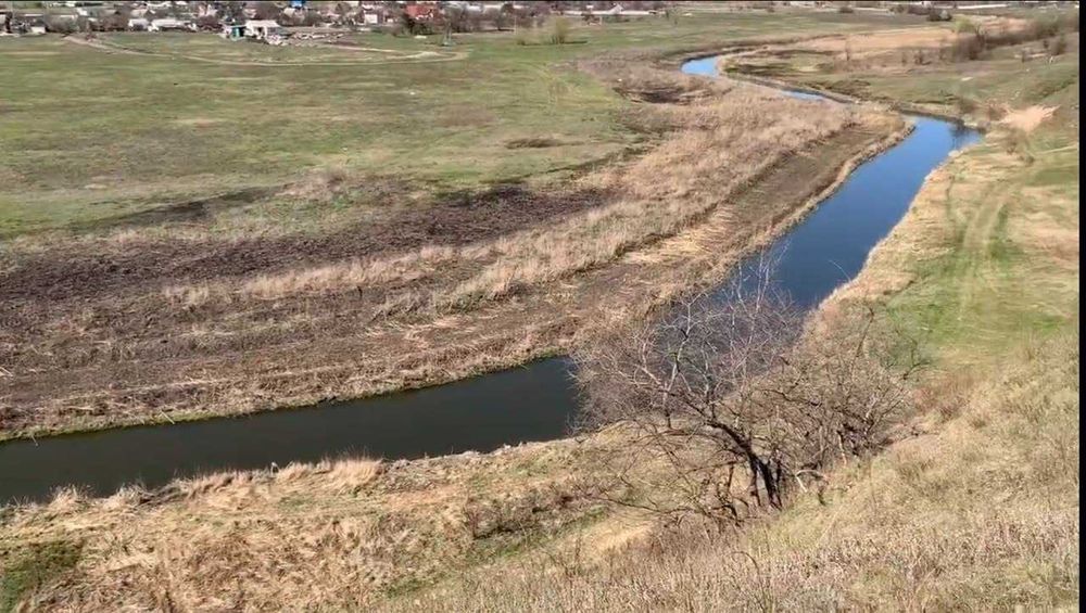 Участок 8 Га в живописном месте на берегу реки