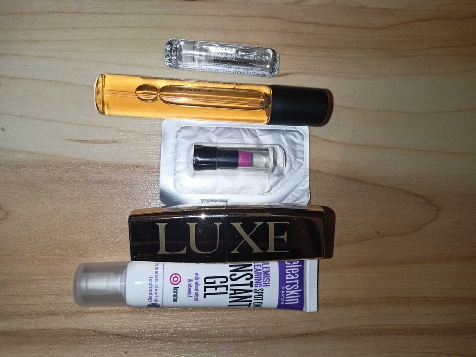 zestaw kosmetyków AVON, żel, szminki, woda perfumowana Avon Far Away