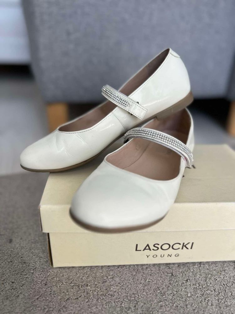 Białe balerinki komunijne skórzane Lasocki