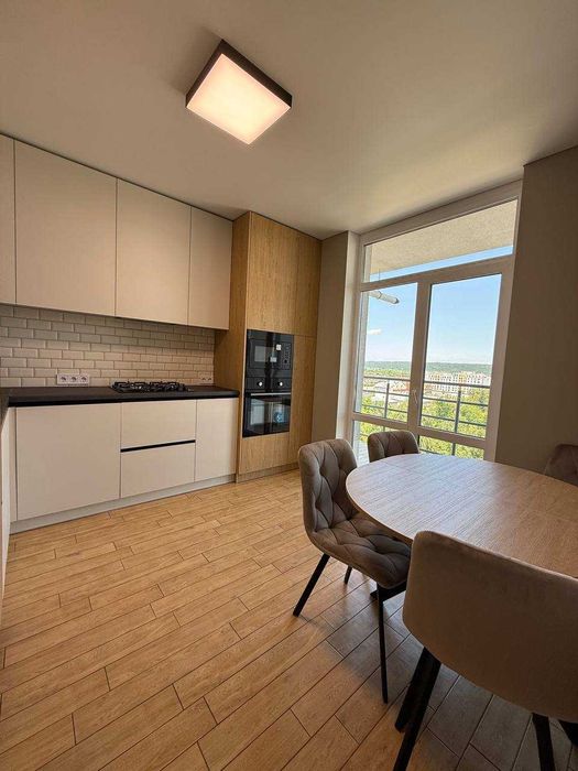 Велика 1 кімнатна квартира у новобудові