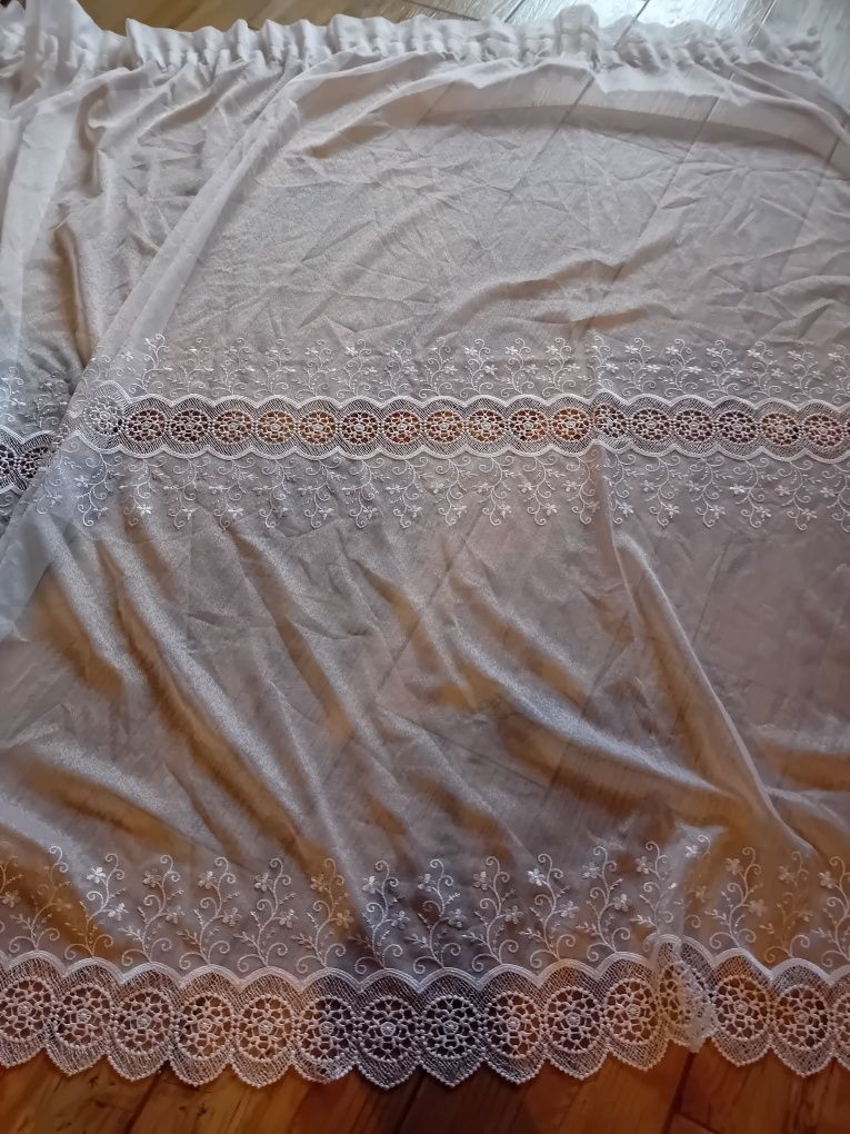 Śliczna firana pokojowa na taśmie