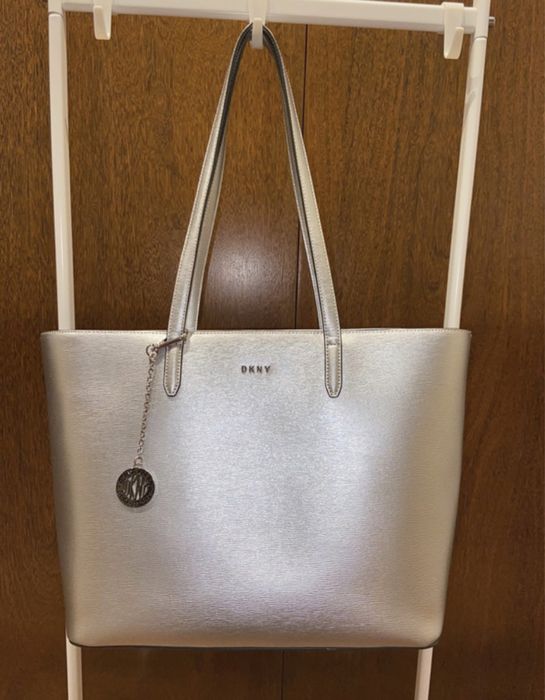 Carteira DKNY prateada