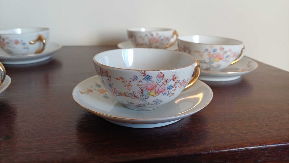 Chávenas em porcelana com marca