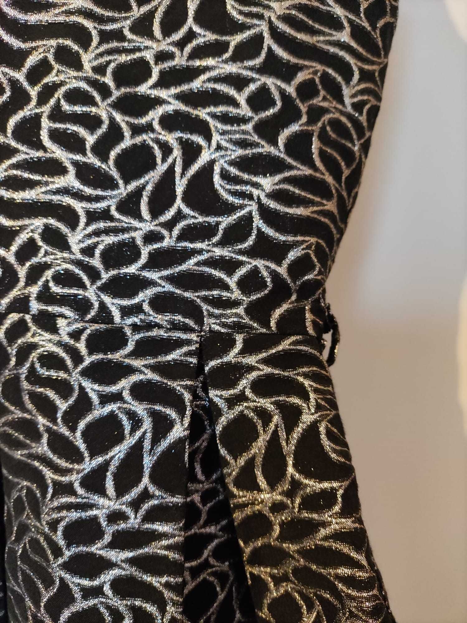 Sukienka czarna rozkloszowana ze srebnym wzorem firmy KOTON, rozm. S