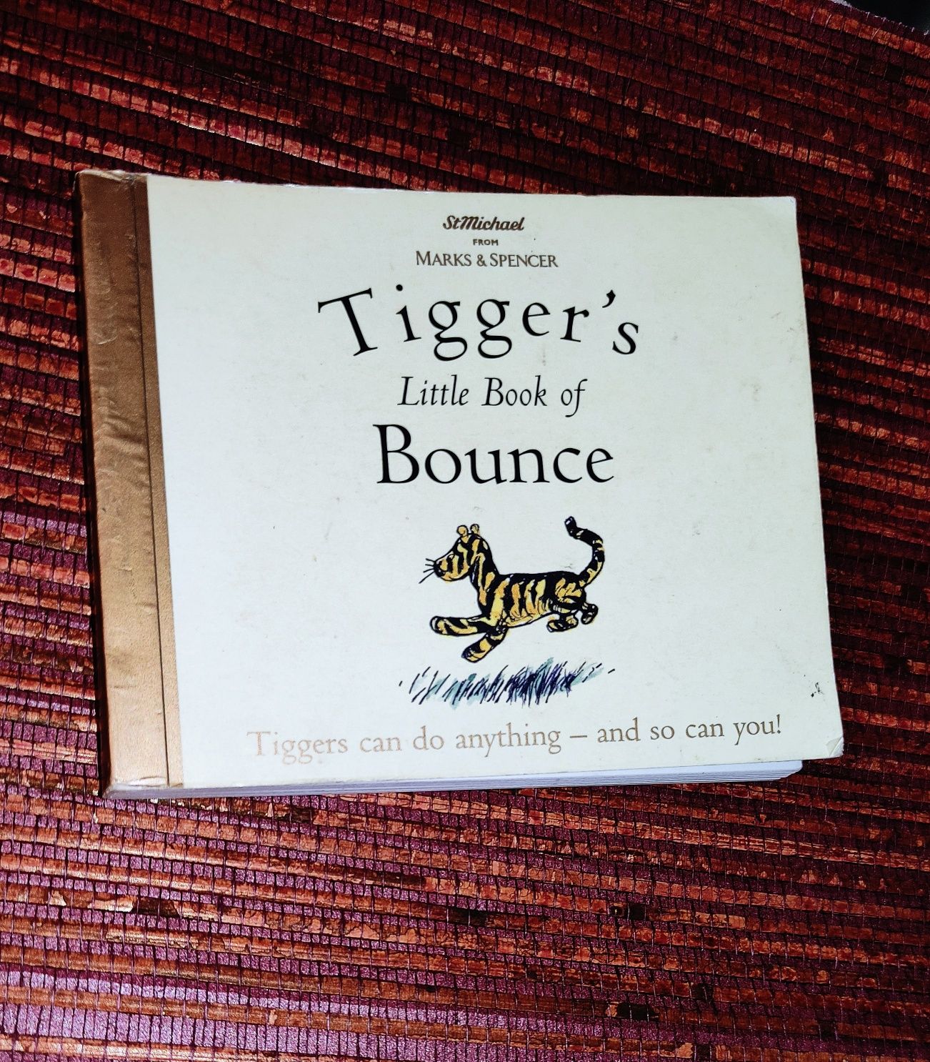 Книга Як встати і піти англійською Мілн Tiggers Little Book of Bounce