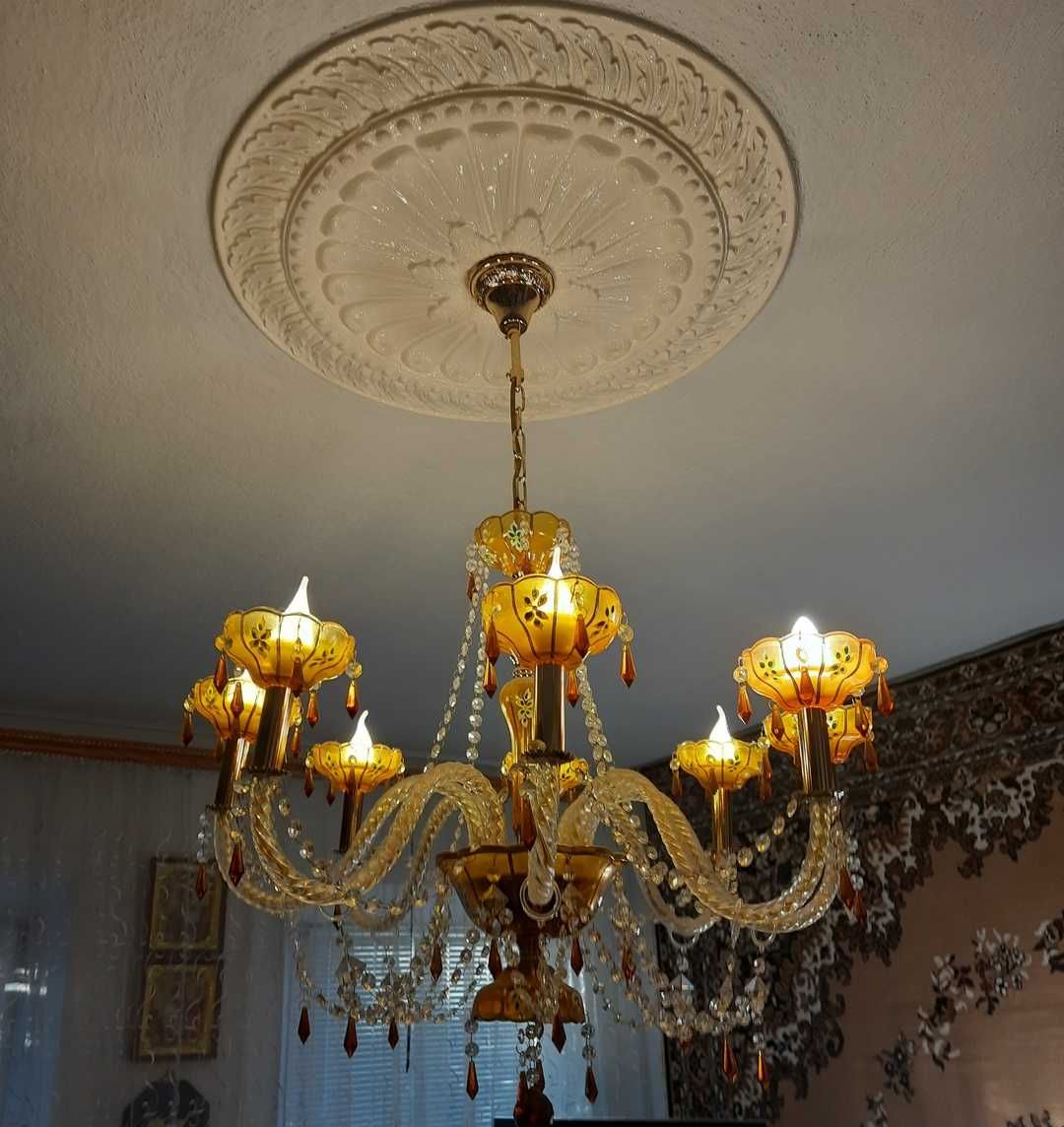 Люстра на - 8 ламп.
