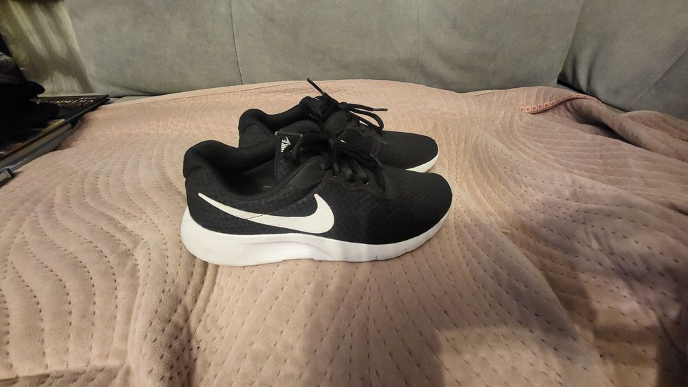 NIKE TANJUN  czarne buty sportowe lekkie na wf r. 37