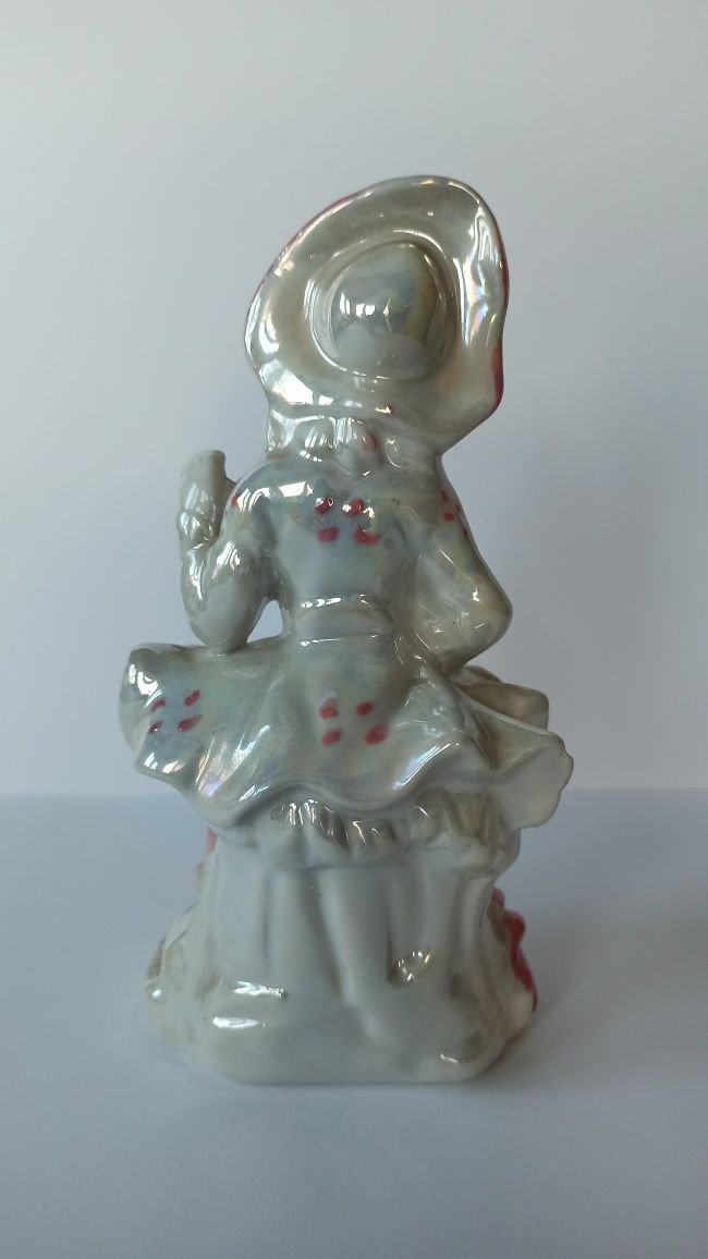 Porcelanowa figurka dziewczynki / kobiety w sukni