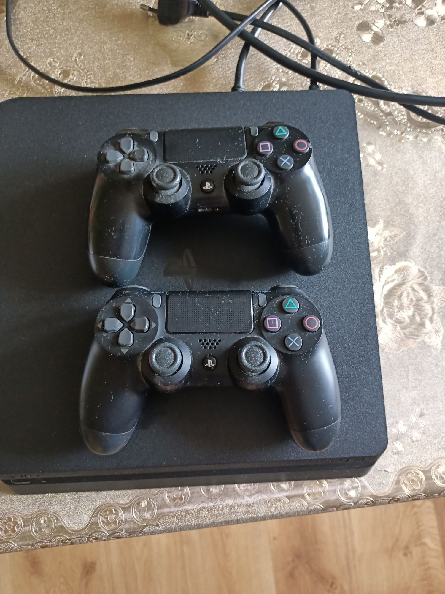 PlayStation 4 Slim PS4 + 2 pady + HDMI